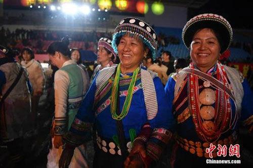 云南网红傈僳族小伙吃瓜,云南傈僳族小伙的网红吃瓜日常